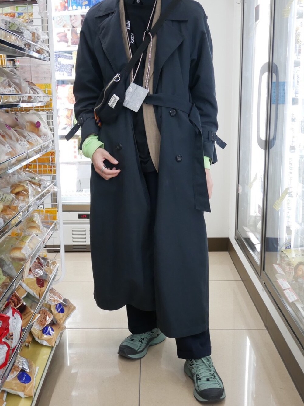 「kudosのアイテム（Tシャツ/カットソー、ブラック系）」を使った、染みるさん（メンズ・174cm）の冬コーディネートの1枚目の写真