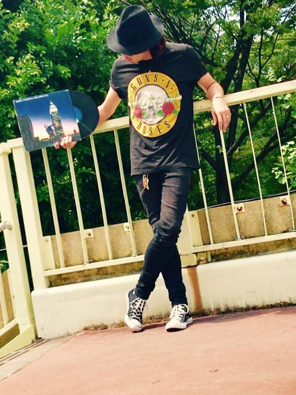「シンプルコーデ、黒Tシャツ、コンバース、黒コーデ、バンドT、夏、ガンズアンドローゼズ、レコード、おしゃれさんと繋がりたい、着回しコーデ」｜「CONVERSEのconverse コンバース ALL STAR HI オールスター ハイ 3206 BLACK(US)（スニーカー、ブラック系）」を使った、I.Loveさん（メンズ・179cm）の夏コーディネートの1枚目の写真