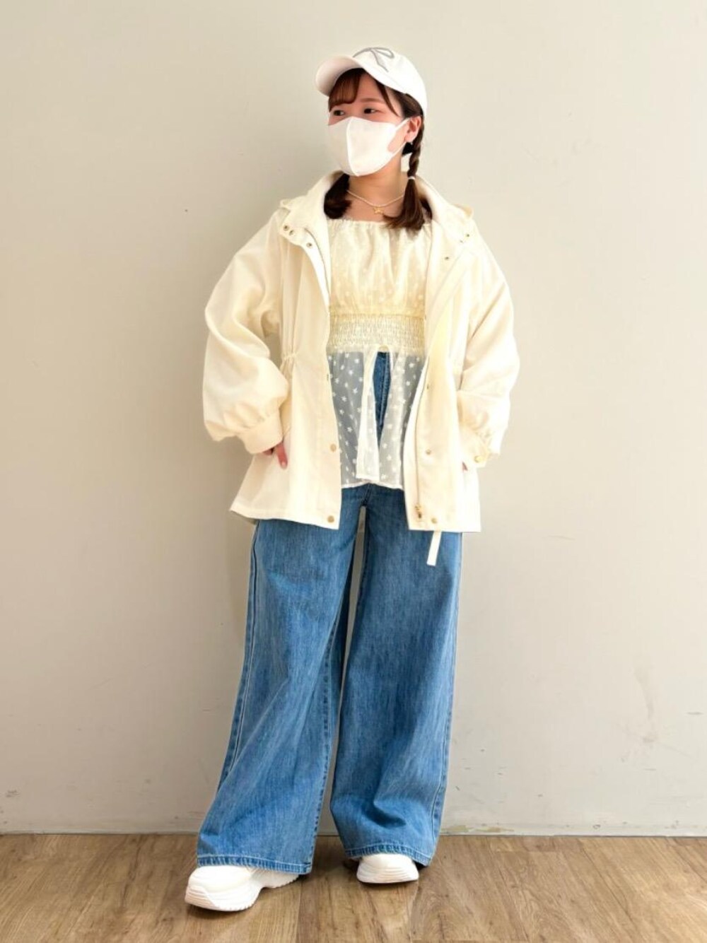 「マウンテンパーカー、カジュアル、デニムパンツ、仙台、MAJESTIC LEGON、低身長、マジェスティックレゴン、骨格ウェーブ、甘めカジュアル、骨格ストレート」｜「MAJESTIC LEGONの厚底2WAYリボンスニーカー（スニーカー、ホワイト系）」を使った、みいぴさん（レディース・153cm）の春コーディネートの1枚目の写真