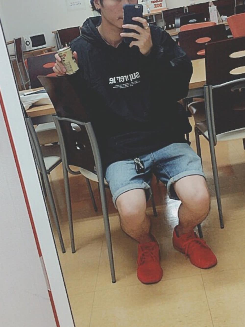 「暑い、半ズボン、supreme」｜「Supreme のアイテム（ポンチョ、ブラック系）」を使った、Yさん（メンズ・168cm）の春コーディネートの1枚目の写真
