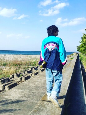 「海」｜「アイテム（ナイロンジャケット）」を使った、レモさん（メンズ・166cm）の春コーディネート