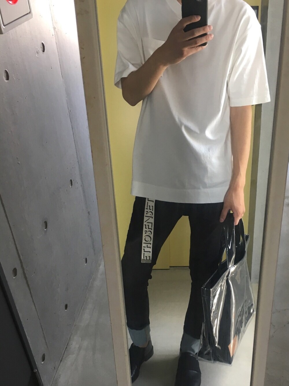 「STUDIOUS、CLANE、LIDnM、白Tシャツ、スキニーデニム、HARE、ETHOSENS」｜「CLANEの【CLANE/クラネ】PVCトートバッグ（トートバッグ、ブラック系）」を使った、あぱへすごんすさん（メンズ・180cm）の春コーディネートの1枚目の写真
