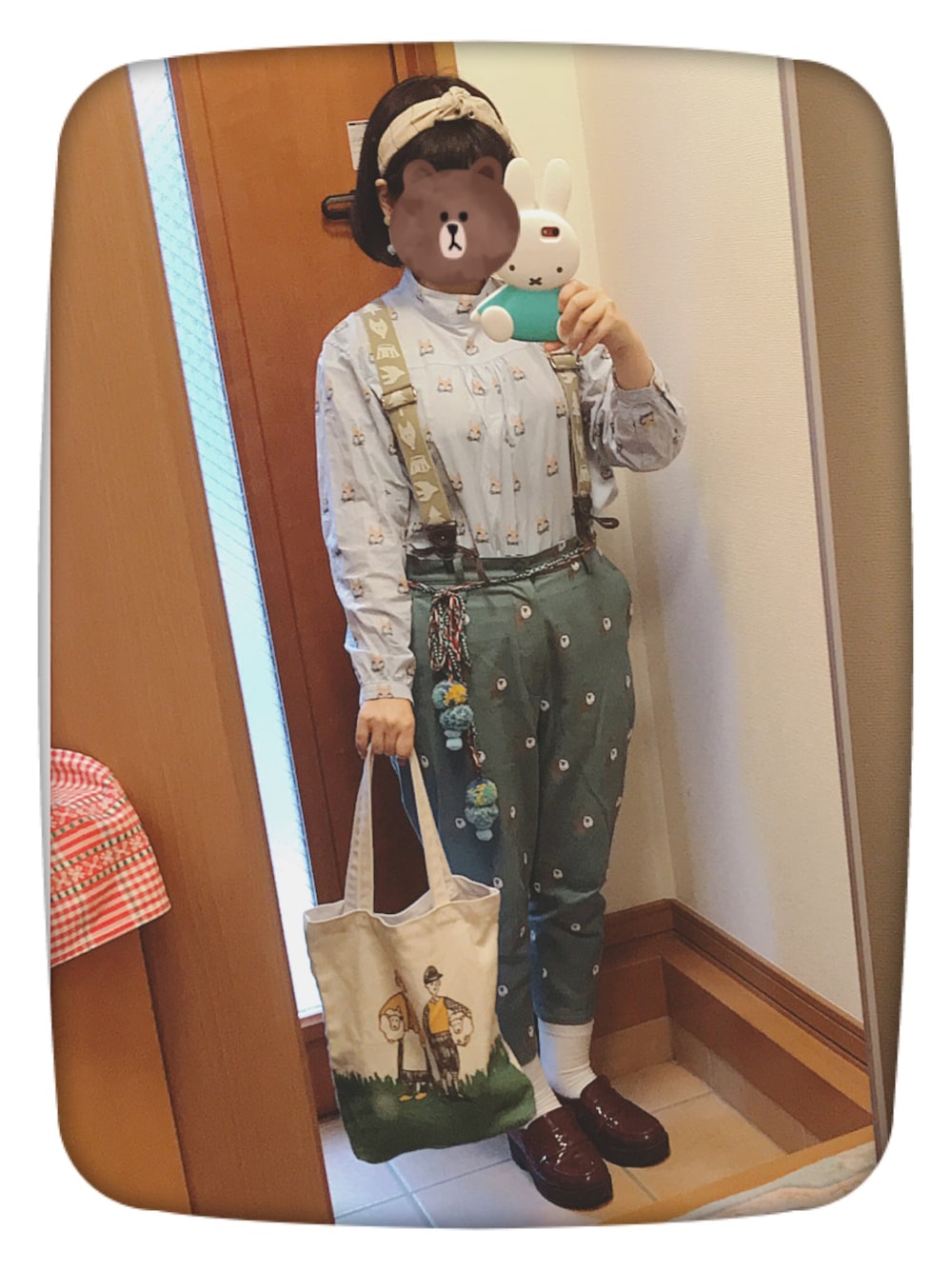 ブルー系のシャツ/ブラウス、グリーン系のその他パンツ、ホワイト系のトートバッグを着用したレディースの春コーディネートの1枚目の写真