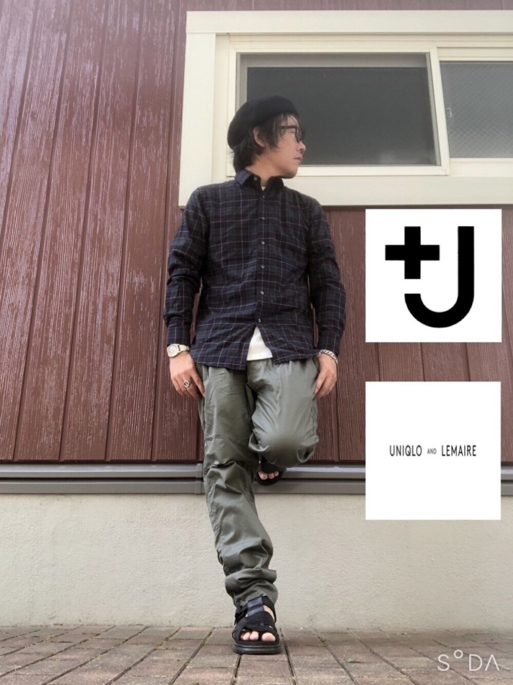 グリーン系のシャツ/ブラウス、ホワイト系のTシャツ/カットソー、グリーン系のパンツを着用したメンズの夏コーディネートの1枚目の写真