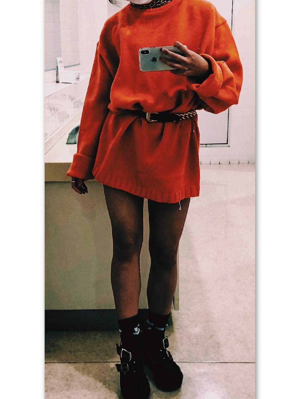 ブラック系のブーツ、ブラック系のソックス/靴下を着用したレディースの秋コーディネートの1枚目の写真