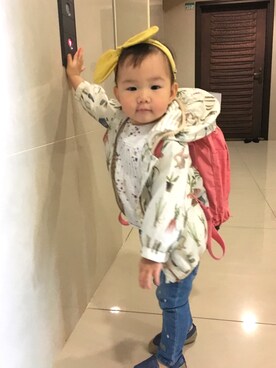「ZARA KIDSのアイテム（トップス、ホワイト系）」を使った、Hallie.Hさん（キッズ）の春コーディネート
