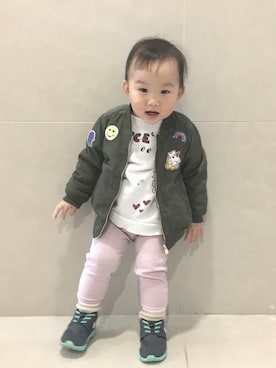 「ZARA KIDSのアイテム（トップス、ホワイト系）」を使った、Hallie.Hさん（キッズ）の春コーディネート