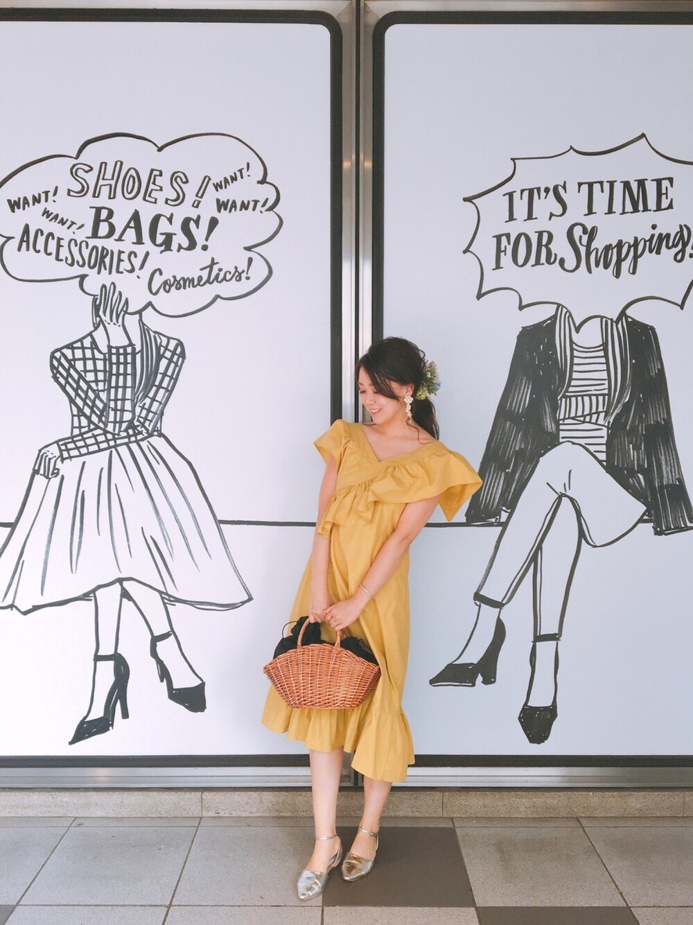 「ワンピース、リゾートワンピ、イエロー、ストラップサンダル、かごバッグ、ポニーテール、夏、大人カジュアル」｜「OZOCのマルシェバスケット（トートバッグ、ブラウン系）」を使った、MINAさん（レディース・167cm）の夏コーディネートの1枚目の写真