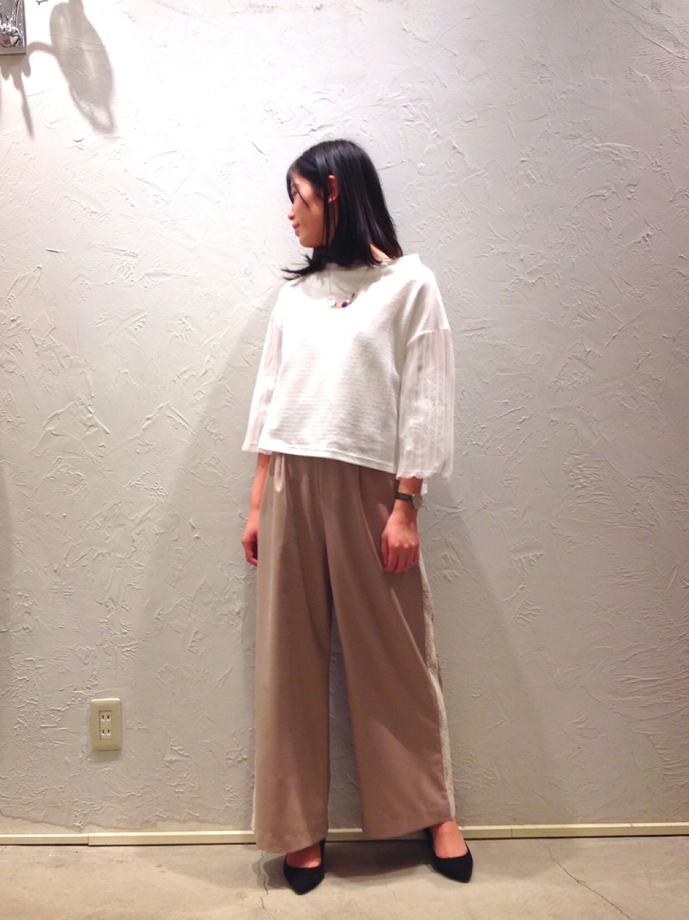 ホワイト系のTシャツ/カットソー、ベージュ系のパンツを着用したレディースの冬コーディネートの1枚目の写真