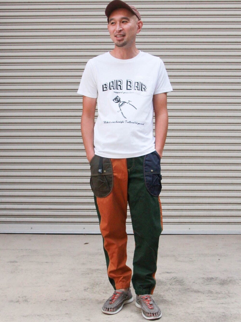 その他のカーゴパンツ、ホワイト系のTシャツ/カットソー、ベージュ系のスニーカーを着用したメンズの夏コーディネートの1枚目の写真