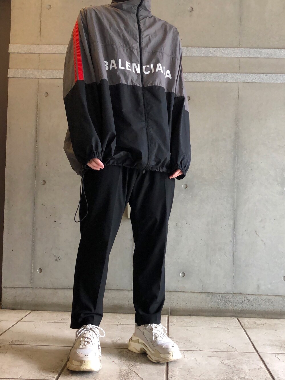 BALENCIAGAのナイロンジャケット（グレー系）を使った人気ファッション