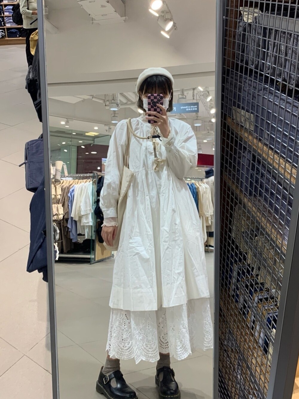 「QUEEN SHOPのアイテム（ワンピース、ホワイト系）」を使った、yeewさん（レディース・169cm）の冬コーディネートの1枚目の写真
