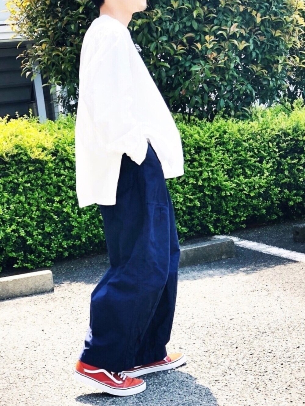 ホワイト系のシャツ/ブラウス、ブルー系のその他パンツ、オレンジ系のスニーカーを着用したメンズの春コーディネートの1枚目の写真