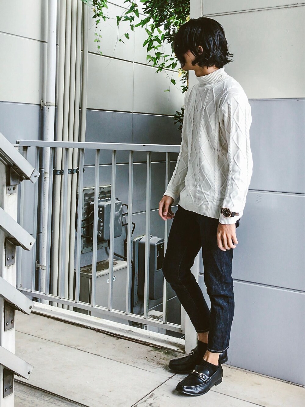 ブルー系のデニムパンツ、ホワイト系のニット/セーター、ブラック系のローファーを着用したメンズの秋コーディネートの1枚目の写真