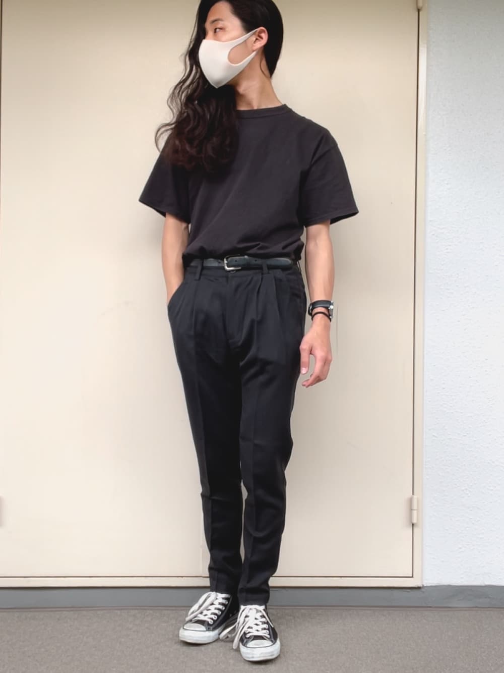 「夏、シンプル、シンプルコーデ、ブラックコーデ、Tシャツ、スラックス、スニーカー、コンバース、ロン毛、プチプラ」｜「ChampionのChampion Authentic ビッグシルエットカットソー/チャンピオン（Tシャツ/カットソー、ブラック系）」を使った、NONONOさん（メンズ・171cm）の春コーディネートの1枚目の写真