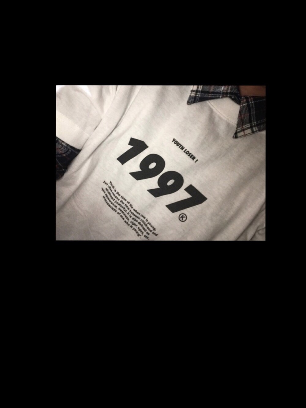 「Tシャツ、白Tシャツ、youthloser、チェックシャツ、ネルシャツ、トレンド、カジュアル、メンズライク、春先取り、ストリート」｜「youthloserのアイテム（Tシャツ/カットソー、ホワイト系）」を使った、アヤノさん（レディース・170cm）の春コーディネートの1枚目の写真