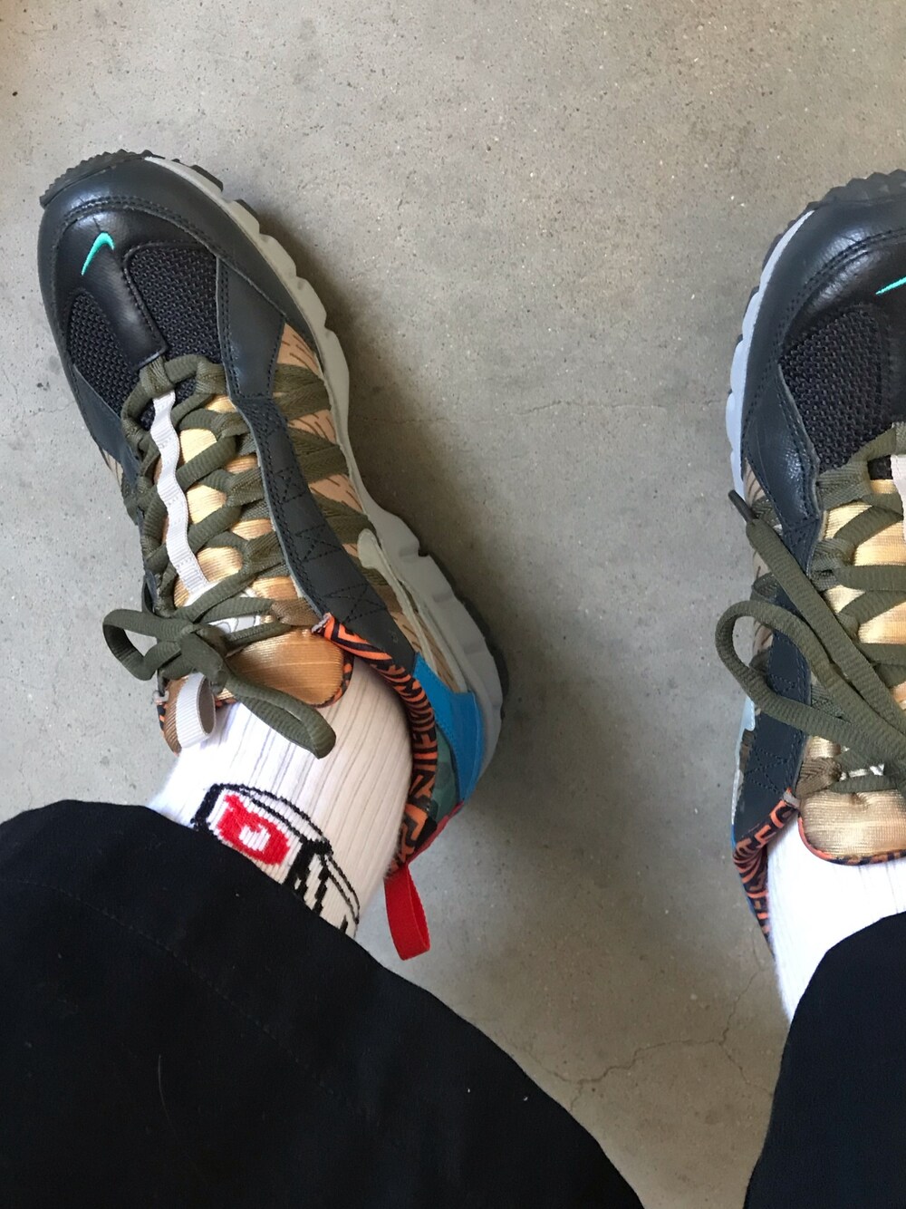 その他のスニーカーを着用したレディースの秋コーディネートの1枚目の写真