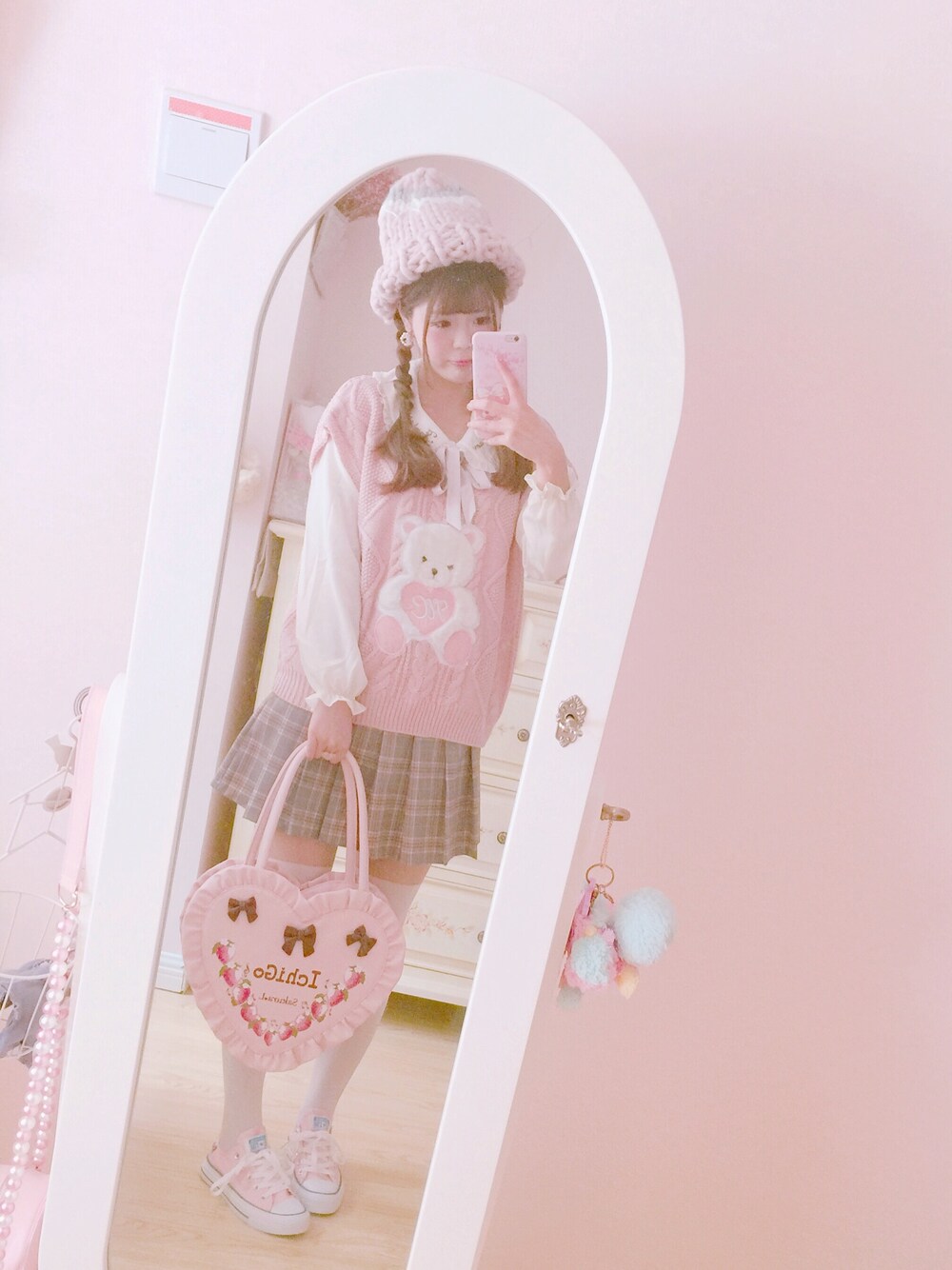 「STYLENANDAのアイテム（ニットキャップ/ビーニー、ピンク系）」を使った、_小白菜さん（レディース・165cm）の冬コーディネートの1枚目の写真