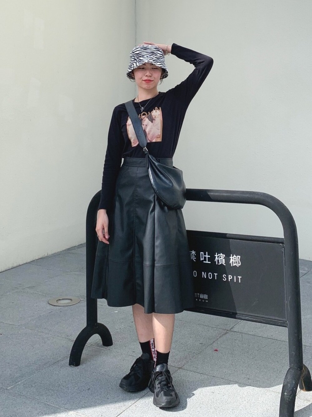「girl、hat、skirt、Skirt style、VINTAGE」｜「H&MのH&M - レザー ミモレスカート - ブラック（スカート、ブラック系）」を使った、SIA. 왕시아.  まさこ.さん（レディース・165cm）の冬コーディネートの1枚目の写真