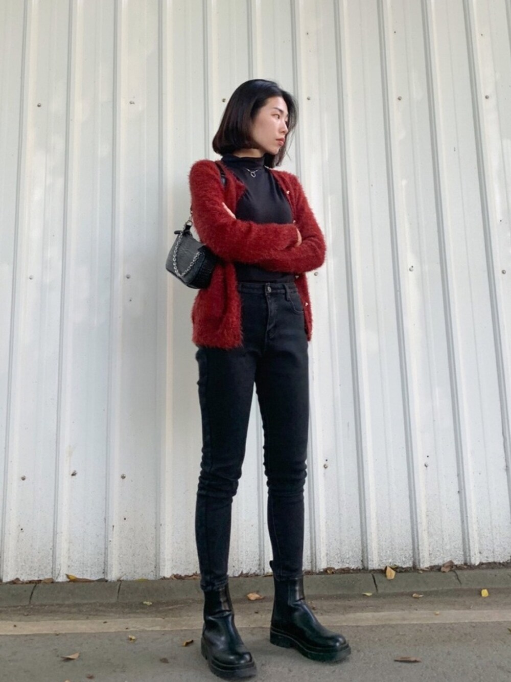 「girl、boots、black、red、coat、sweater、くつ、あけましておめでとうございます！」｜「台南小店のアイテム（デニムパンツ、ブラック系）」を使った、SIA. 왕시아.  まさこ.さん（レディース・165cm）の冬コーディネートの1枚目の写真