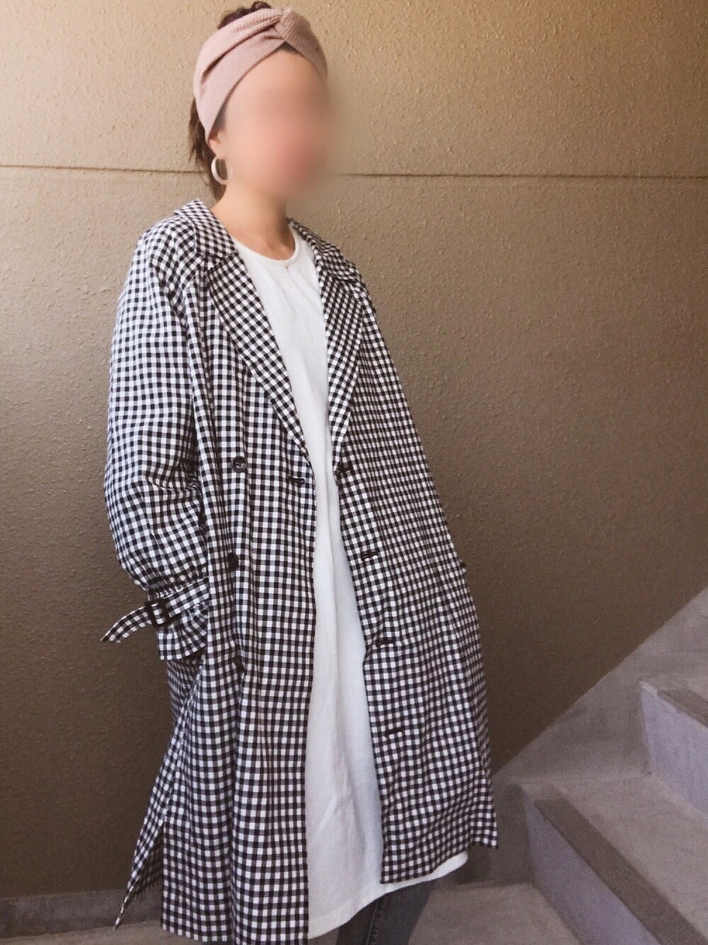 ブルー系のデニムパンツ、ホワイト系のワンピース、ブラック系のスニーカーを着用したレディースの春コーディネートの1枚目の写真