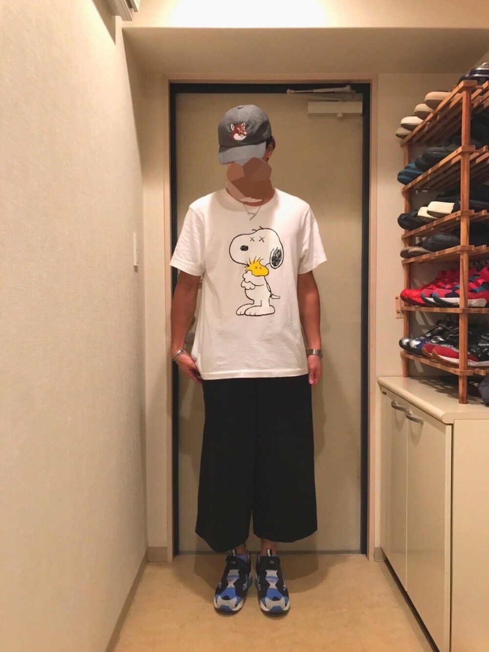 「秋のコーデ、Tシャツ、スニーカー、ワイドパンツ、コムデギャルソン、大学生、キャップ、スヌーピー、ポンプフューリー」｜「Maison KitsuneのCAP 6P FOX HEAD（キャップ、ブラック系）」を使った、ぼーるどさん（メンズ・175cm）の秋コーディネートの1枚目の写真