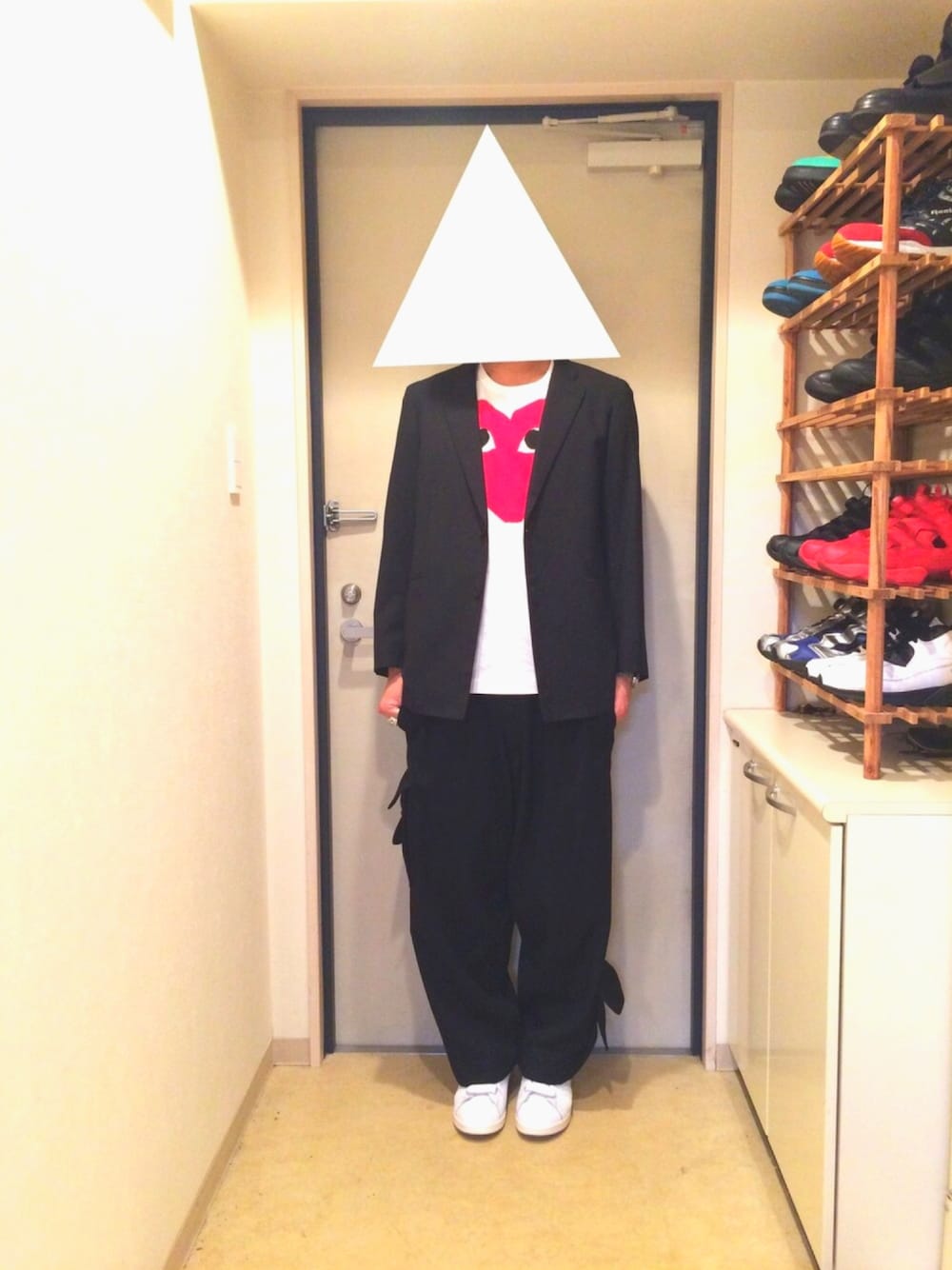 「PLAY comme des garcons、adidas、yohjiyamamoto、初投稿、モード、スニーカー、ブラックコーデ、テーラードジャケット、スタンスミス、秋」｜「おーだーめいどのアイテム（テーラードジャケット、ブラック系）」を使った、ぼーるどさん（メンズ・175cm）の秋コーディネートの1枚目の写真