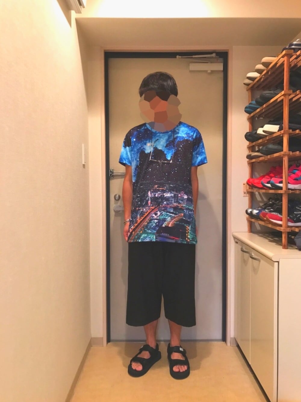 「大学生、秋のコーデ、サンダル、宇宙柄、ワイドパンツ、Tシャツ、丸メガネ」｜「OLIVER PEOPLESのMP-2（メガネ、ブラック系）」を使った、ぼーるどさん（メンズ・175cm）の秋コーディネートの1枚目の写真