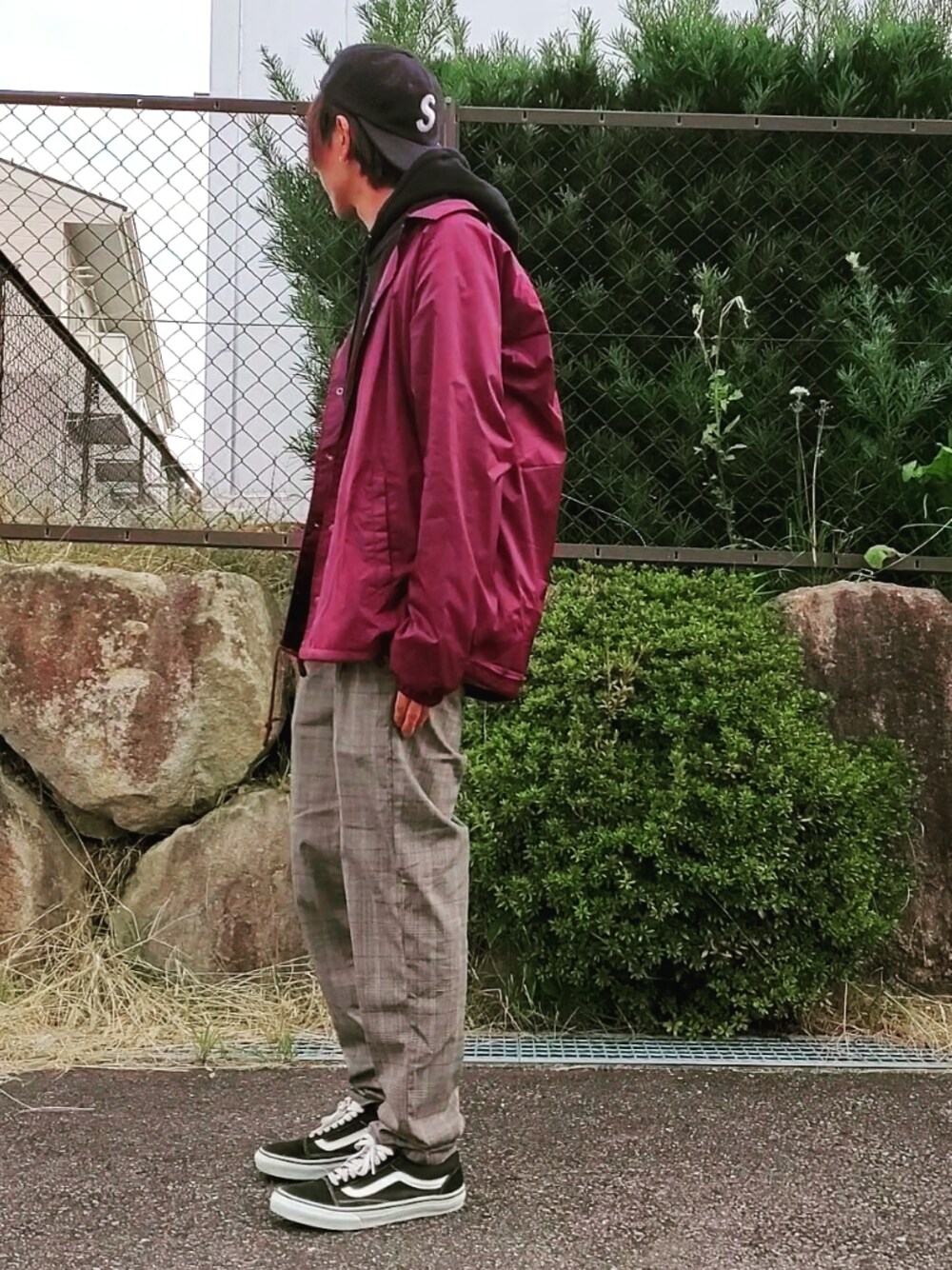 「コーチジャケット、チェックパンツ、グレンチェック、supreme、VANS、キャップ、秋コーデ、パーカー、GU、WEGO」｜「GUのアイテム（その他パンツ、グレー系）」を使った、まいなrista さん（メンズ・176cm）の秋コーディネートの1枚目の写真