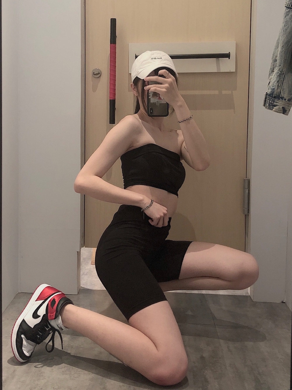 「summer、ootd、Taiwan、girl、AIR JORDAN、NIKE」｜「AIR JORDANのアイテム（スニーカー、ブラック系）」を使った、68yyyyyさん（レディース・172cm）の秋コーディネートの1枚目の写真