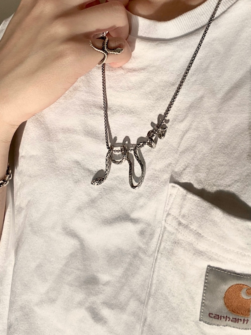 「girl、ootd、Taiwan、carhartt」｜「CarharttのCarhartt カーハート/ビッグサイズ 半袖 ポケットTシャツ ワンポイントロゴ カットソー（Tシャツ/カットソー、ホワイト系）」を使った、68yyyyyさん（レディース・172cm）の冬コーディネートの1枚目の写真