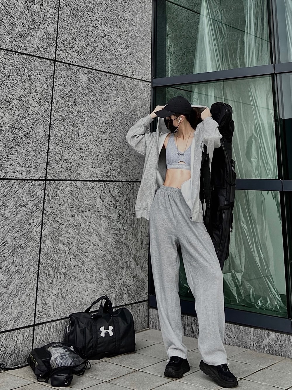 「ootd、girl、ootdtw、HOKAONEONE、Calvin Klein、NIKE」｜「Calvin KleinのCalvin Klein Body Cotton Bikini（ショーツ、グレー系）」を使った、68yyyyyさん（レディース・172cm）の春コーディネートの1枚目の写真