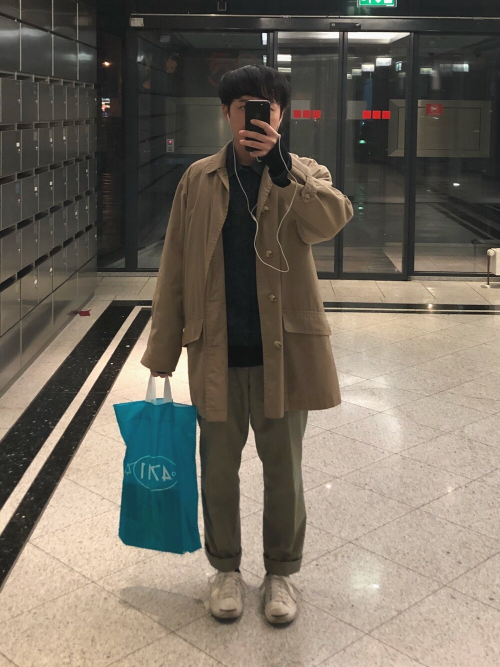 「COMME des GARCONSのアイテム（パンツ、ベージュ系）」を使った、tkbさん（メンズ・170cm）の冬コーディネートの1枚目の写真