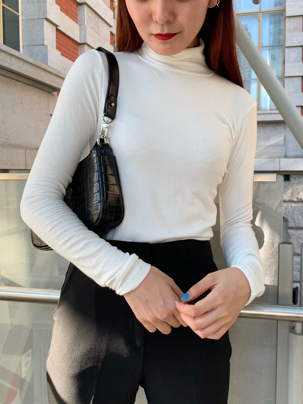 「シンプルコーデ、今日のコーデ、パンツスタイル、大人コーデ、韓国ファッション、クロコダイル、ハイネック、ワイドパンツ、韓国、モノトーン」｜「lazyandeasyのアイテム（ニット/セーター、ホワイト系）」を使った、lazyandeasyさん（レディース・158cm）の秋コーディネートの1枚目の写真