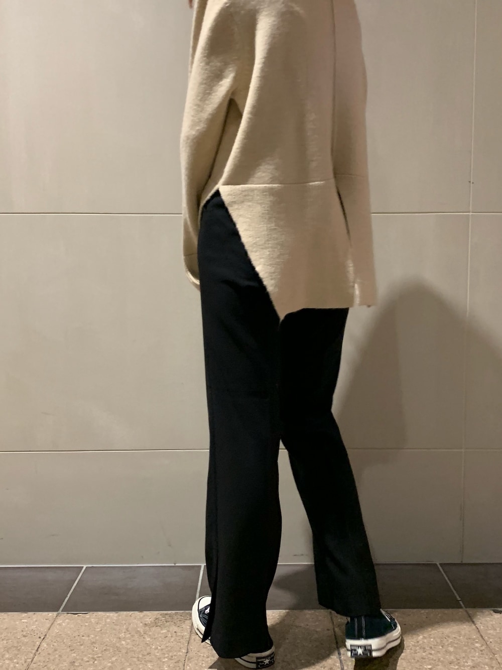 「ニット、ニットコーデ、ブラック、コンバース、モノトーン、スラックス、スリットパンツ、チャックテイラー、韓国ファッション、韓国」｜「LAZY AND EASYのアイテム（ニット/セーター、ベージュ系）」を使った、lazyandeasyさん（レディース・158cm）の秋コーディネートの1枚目の写真
