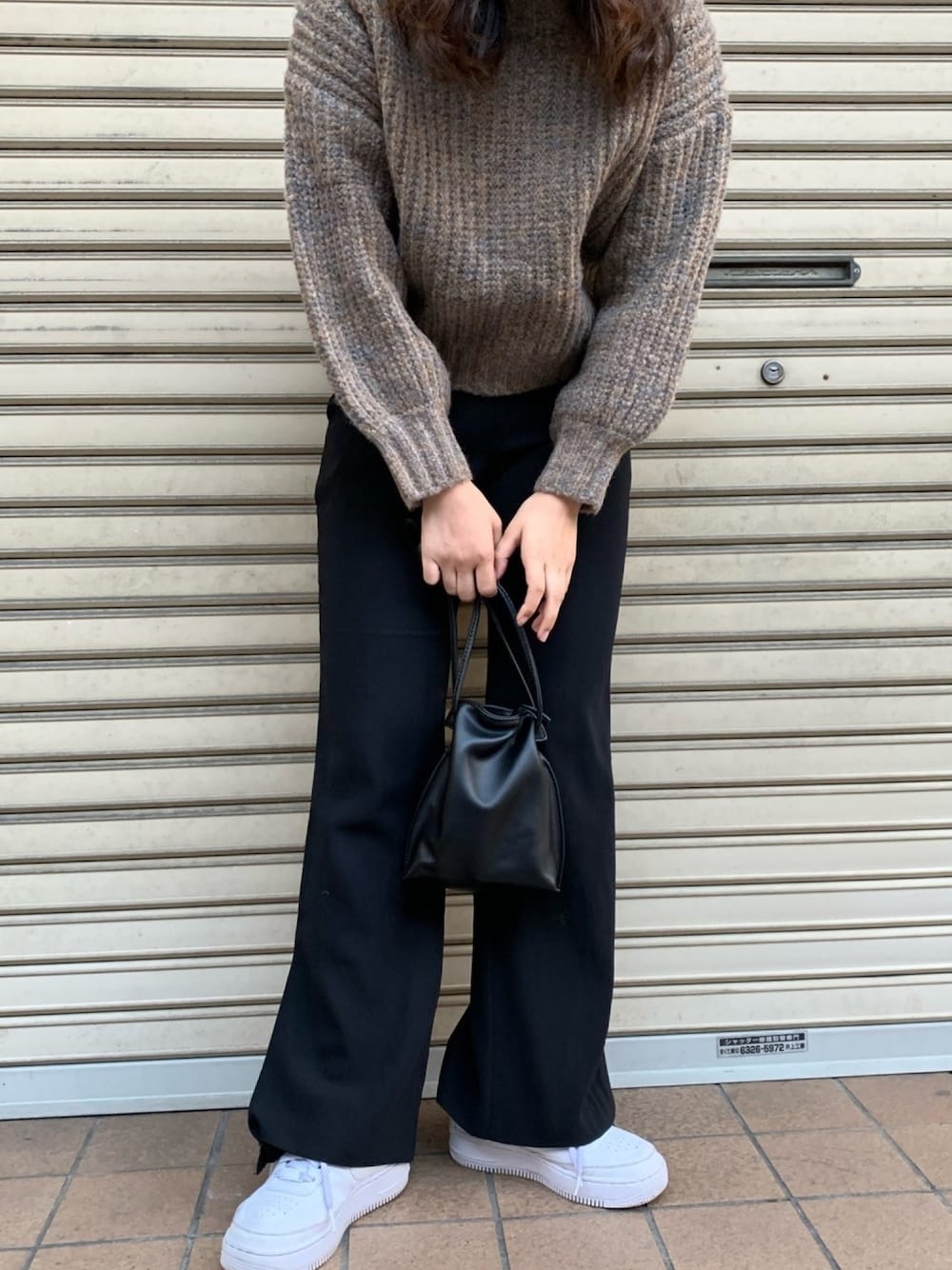 「巾着バッグ、ショルダーバッグ、ベージュ、スラックス、ワイドパンツ、エアフォースワン、airforce1、ナイキ、スニーカー、韓国ファッション」｜「LAZY AND EASYのアイテム（ニット/セーター、ベージュ系）」を使った、lazyandeasyさん（レディース・158cm）の秋コーディネートの1枚目の写真