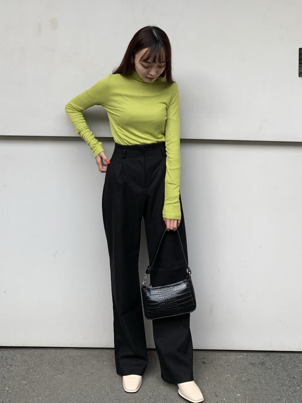 「lazyandeasy、タックパンツ、ワイドパンツ、ショートブーツ、ブーツ、イエロー、クロコダイル、韓国ファッション、韓国ブランド、ストレートパンツ」｜「no brandの｟即納｠long neck tops（ニット/セーター、その他）」を使った、lazyandeasyさん（レディース・158cm）の冬コーディネートの1枚目の写真
