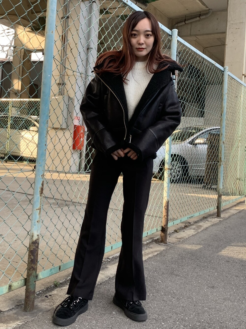 「ムスタン、ボア、ボアジャケット、モノトーン、スラックス、スリットパンツ、ブラックコーデ、韓国ブランド、韓国ファッション、韓国」｜「no brandのshiny light knit（ニット/セーター、その他）」を使った、lazyandeasyさん（レディース・158cm）の冬コーディネートの1枚目の写真