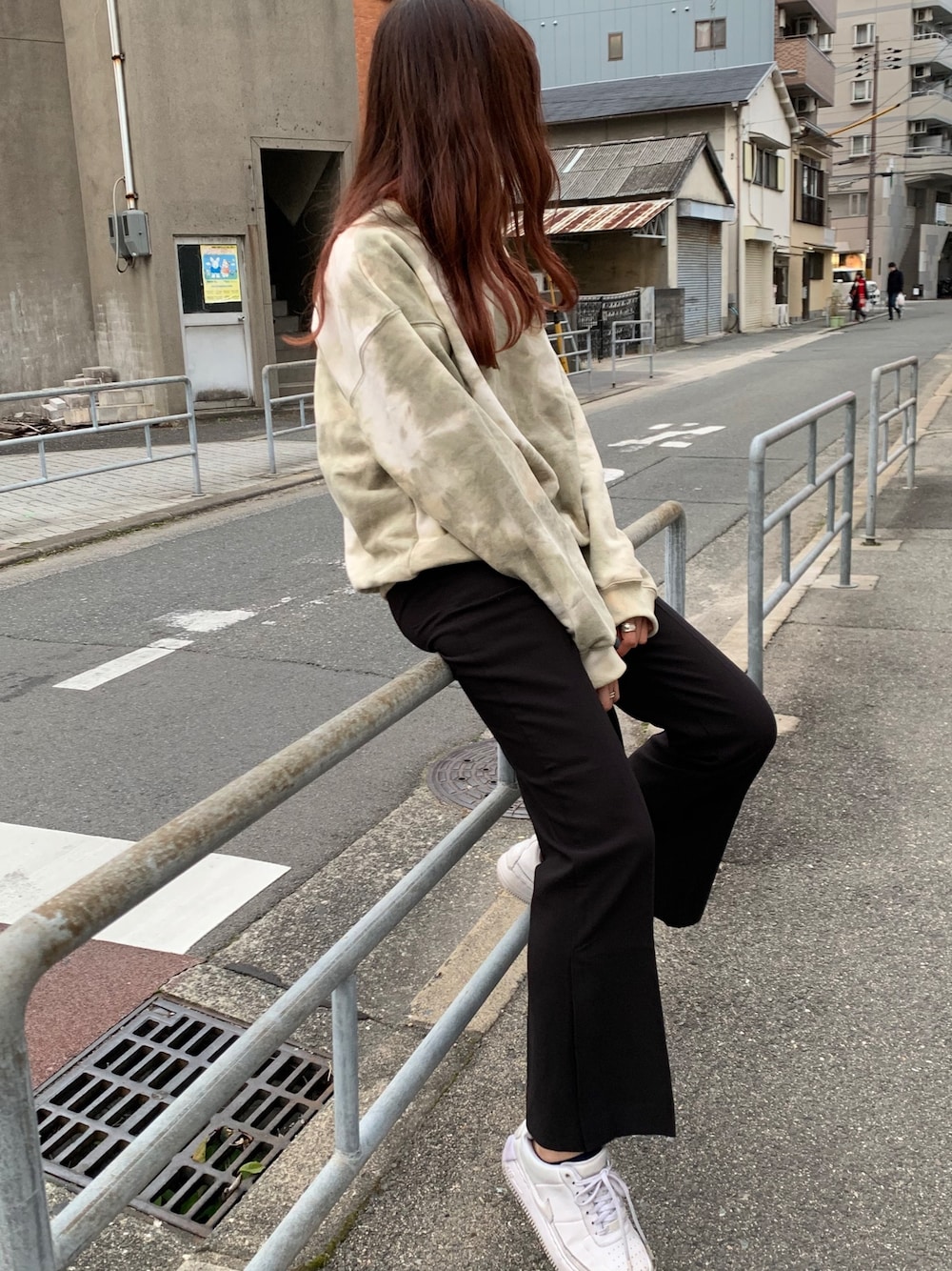 「オトナカジュアル、タイダイ柄、タイダイ、フレアパンツ、スリットパンツ、韓国ファッション、韓国ブランド、スウェット、秋、柄」｜「no brandの｟一部即納｠oversize marble sweat（スウェット、その他）」を使った、lazyandeasyさん（レディース・158cm）の秋コーディネートの1枚目の写真