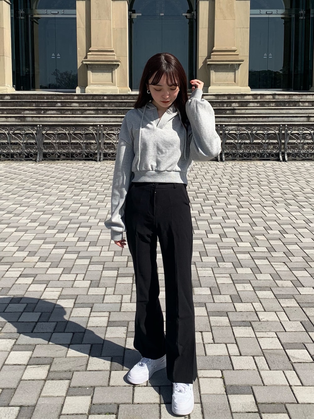 「パンツスタイル、スウェット、パーカー、フーディー、モノトーン、フレアパンツ、スリットパンツ、AIR FORCE 1、韓国ファッション、韓国ブランド」｜「LAZY AND EASYのアイテム（パーカー、グレー系）」を使った、lazyandeasyさん（レディース・158cm）の春コーディネートの1枚目の写真