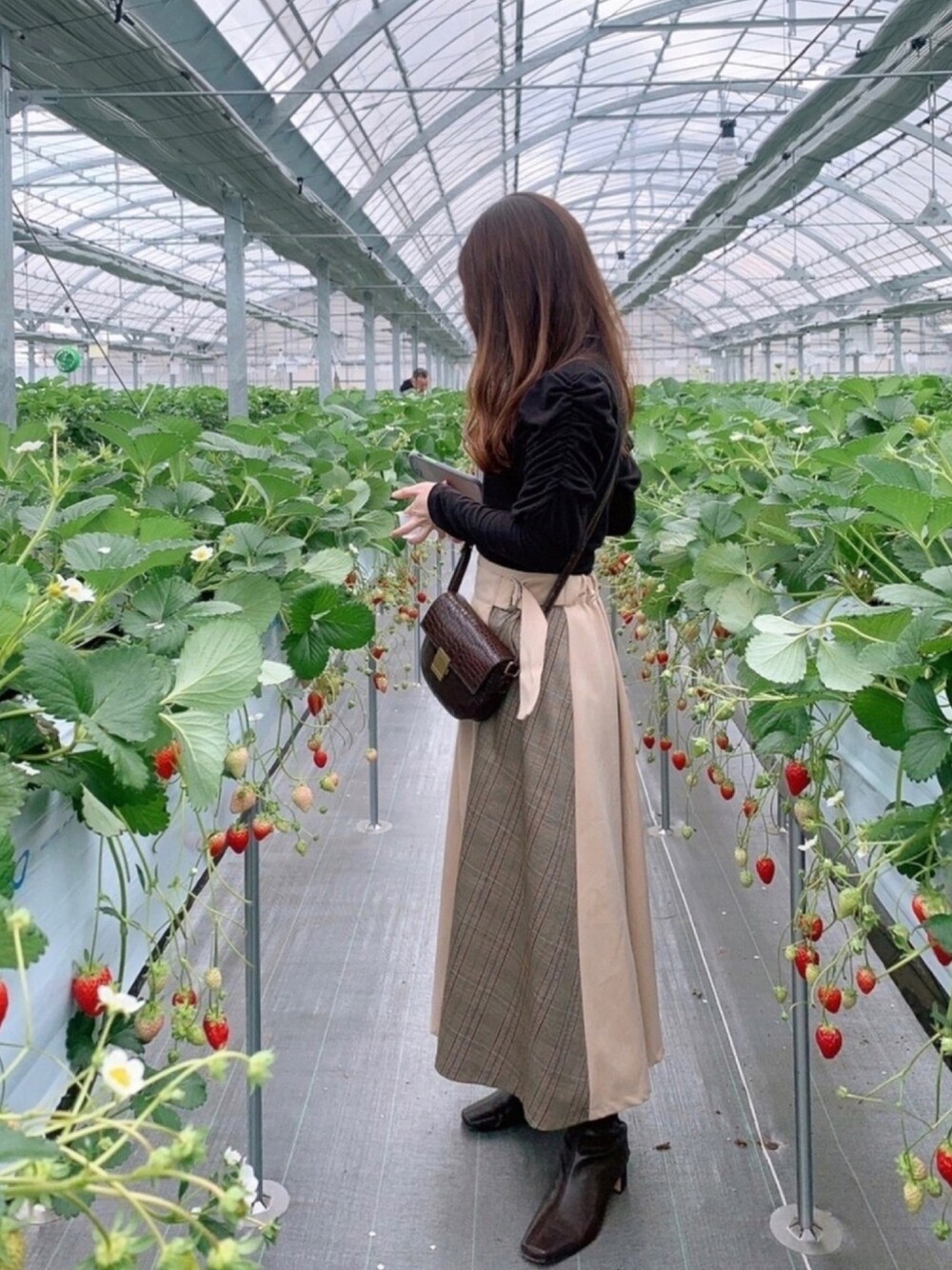 「休日スタイル、低身長コーデ、大人カジュアル、ロングスカート、ベージュ、プチプラ、プチプラコーデ、grl、休日デート、デートスタイル（WOMEN）」｜「GRLのパワショルハイネックリブニットトップス（ニット/セーター、ブラック系）」を使った、きょこさん（レディース・153cm）の春コーディネートの1枚目の写真