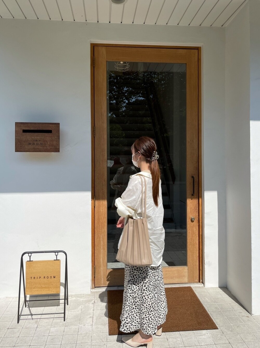 「休日コーデ、大人かわいい、休日スタイル、スカート、カフェコーデ、低身長コーデ、低身長女子、ベージュコーデ」｜「LOWRYS FARMのアイテム（シャツ/ブラウス、ベージュ系）」を使った、きょこさん（レディース・153cm）の夏コーディネートの1枚目の写真