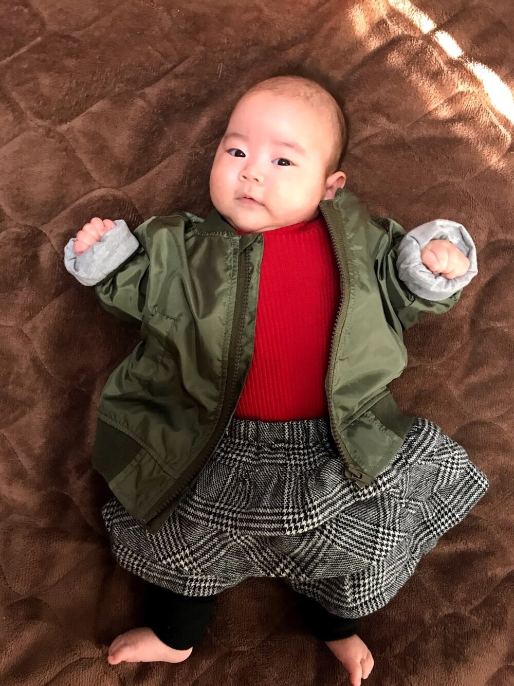 「プチプラ、赤、チェック、西松屋、MA-1、レギンス、ベビーコーデ、赤ちゃん、生後2ヶ月、ベビー」｜「no brandのアイテム（MA-1、グリーン系）」を使った、riiano◡̈⃝︎⋆︎*さん（キッズ・60cm）の冬コーディネートの1枚目の写真