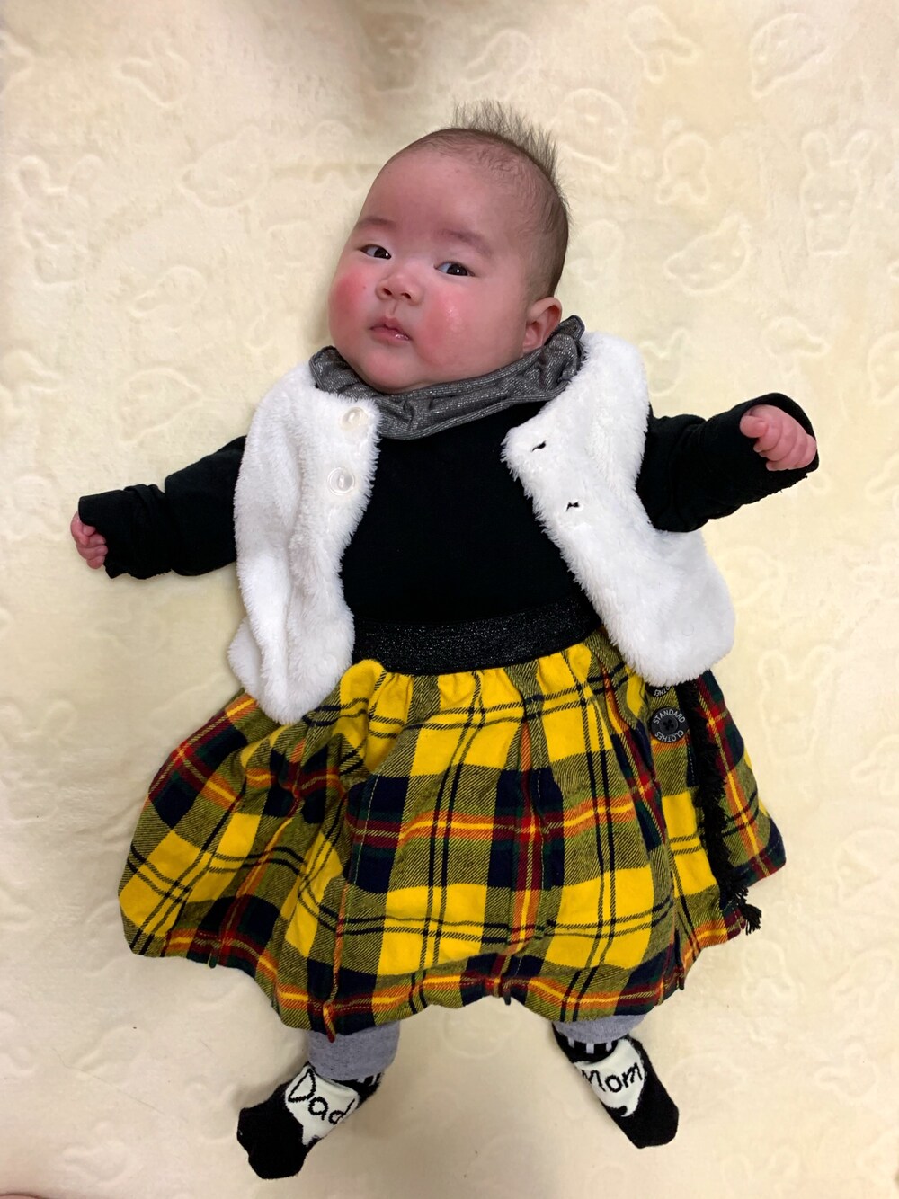 「休日スタイル、おんなのこ、BREEZE、チェック、ファーベスト、生後3ヶ月、赤ちゃん、あかちゃんコーデ、ベビーコーデ」｜「西松屋のアイテム（その他アウター、ホワイト系）」を使った、riiano◡̈⃝︎⋆︎*さん（キッズ・60cm）の冬コーディネートの1枚目の写真