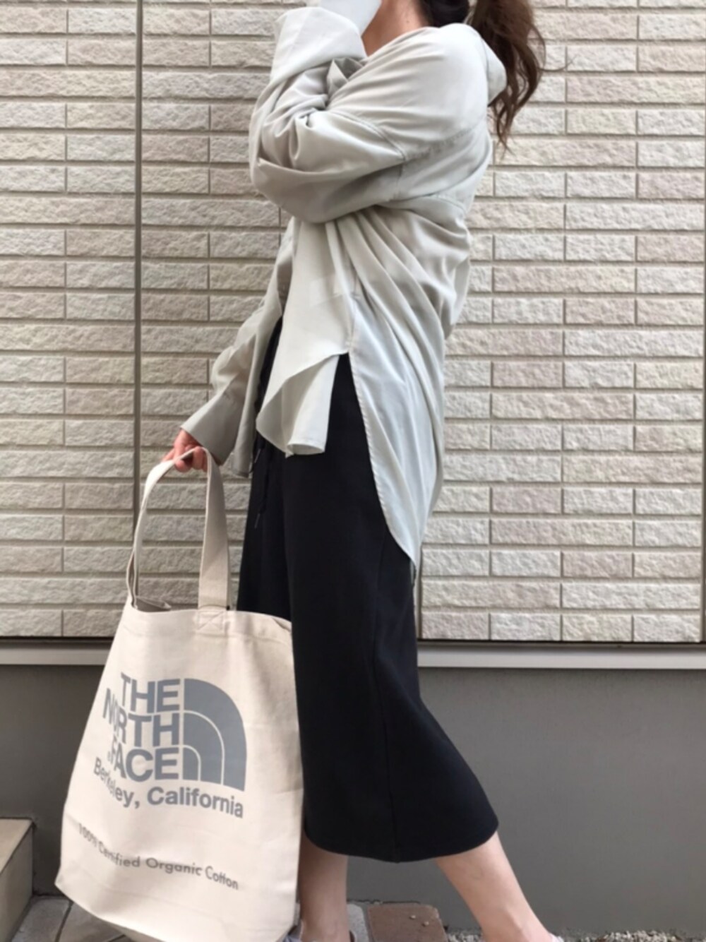 「オーバーサイズ、シアーシャツ、ロングシャツ、ミントグリーン、ノースフェイス、トートバッグ、低身長」｜「LOWRYS FARMのオーガニックタイト５Ｓ　878542（Tシャツ/カットソー、ホワイト系）」を使った、yuko*さん（レディース・151cm）の春コーディネートの1枚目の写真