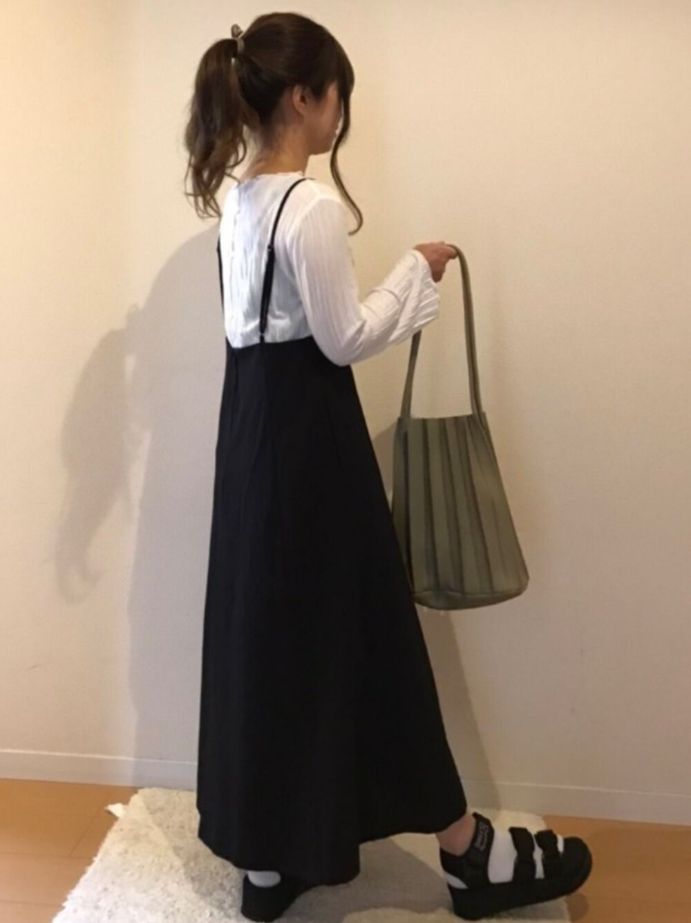 「サンダルに靴下、モノトーン、巾着バッグ、キャミワンピ、低身長、プチプラ」｜「NEUNAのレザープリーツトートバッグ/バッグインバッグポーチ付き/カヌレバッグ（トートバッグ、グリーン系）」を使った、yuko*さん（レディース・151cm）の春コーディネートの1枚目の写真