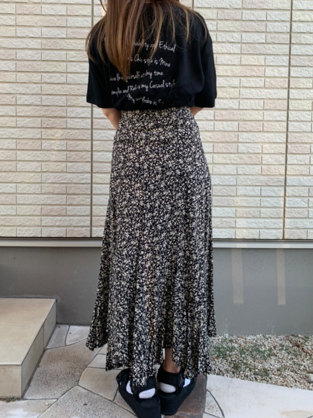 「シンプルコーデ、秋コーデ、オトナ女子、低身長コーデ、ロングスカート、大人コーデ、ワントーンコーデ、ブラック」｜「INTER FACTORYのWEARISTA maiko × INTER FACTORY　オーバーサイズバッグメッセージプリントTee（Tシャツ/カットソー、ブラック系）」を使った、yuko*さん（レディース・151cm）の秋コーディネートの1枚目の写真