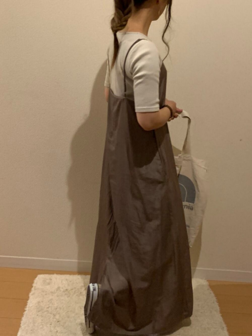 「大人コーデ、秋服準備はじめました、今日のコーデ、秋色、ロングワンピース、ブラウン×ベージュ、コンバース」｜「LOWRYS FARMのオーガニックタイト５Ｓ　878542（Tシャツ/カットソー、ホワイト系）」を使った、yuko*さん（レディース・151cm）の秋コーディネートの1枚目の写真