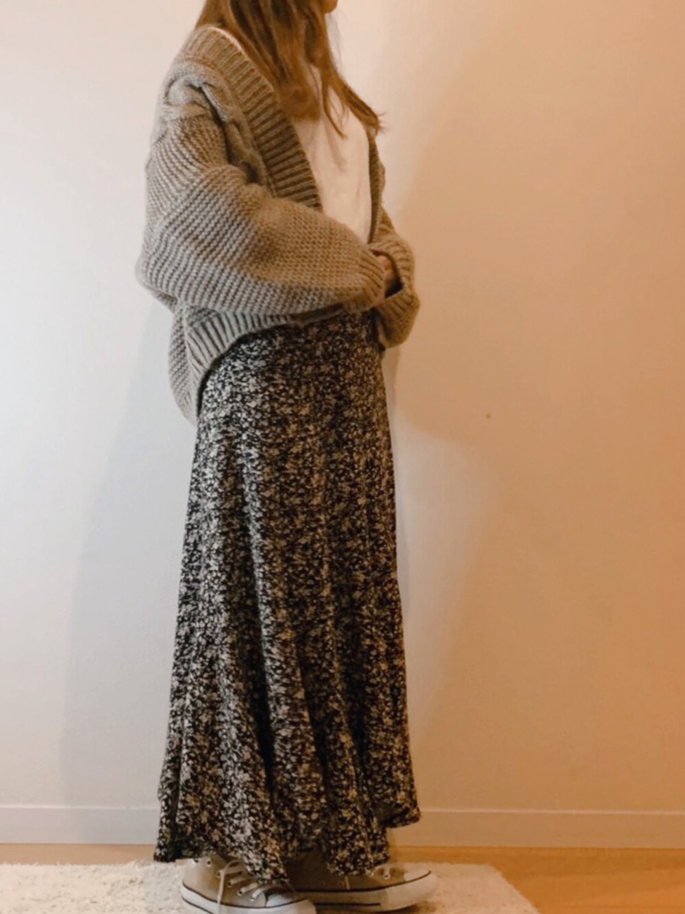 「大人カジュアル、秋冬コーデ、スカート、ロングスカート、スニーカーコーデ、カーディガン」｜「CONVERSEの◆[コンバース]CONVERSE ALL STAR SC COL OX スニーカー（スニーカー、ベージュ系）」を使った、yuko*さん（レディース・151cm）の秋コーディネートの1枚目の写真