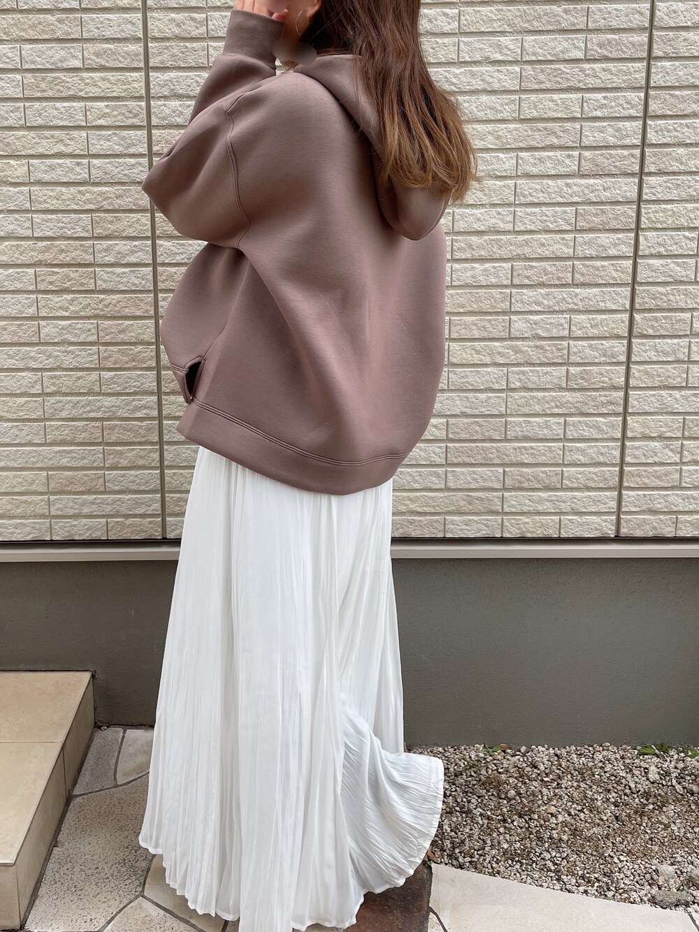 「春、パーカーコーデ、パーカー×スカート、ロングスカート、スニーカーコーデ、プチプラコーデ、白スカート」｜「rectangleのボンディングパーカー（パーカー、ブラウン系）」を使った、yuko*さん（レディース・151cm）の春コーディネートの1枚目の写真